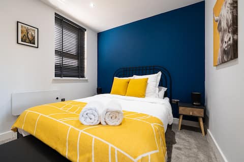 Salisbury city centre apartment with parking