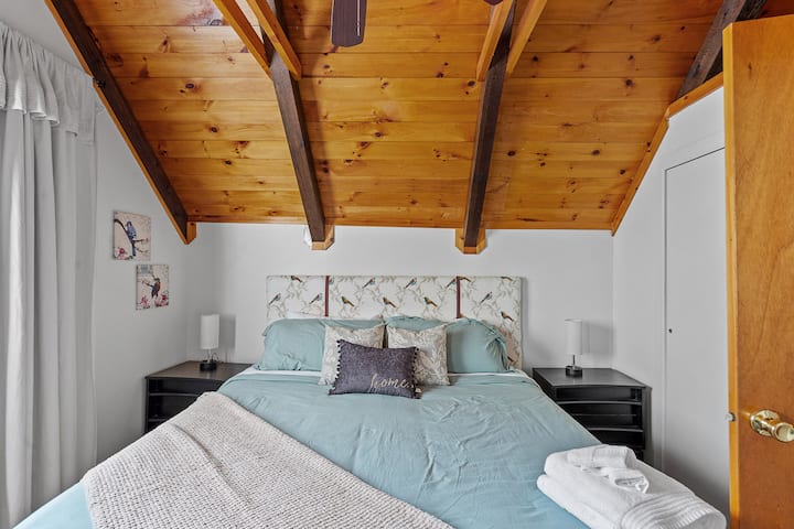 חדר שינה למעלה עם מיטת קינג סייז