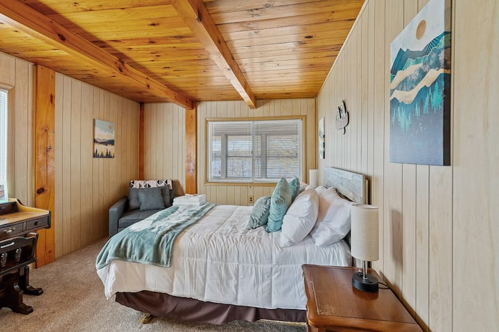 חדר שינה בגודל מלא עם כיסא זוגי נשלף 