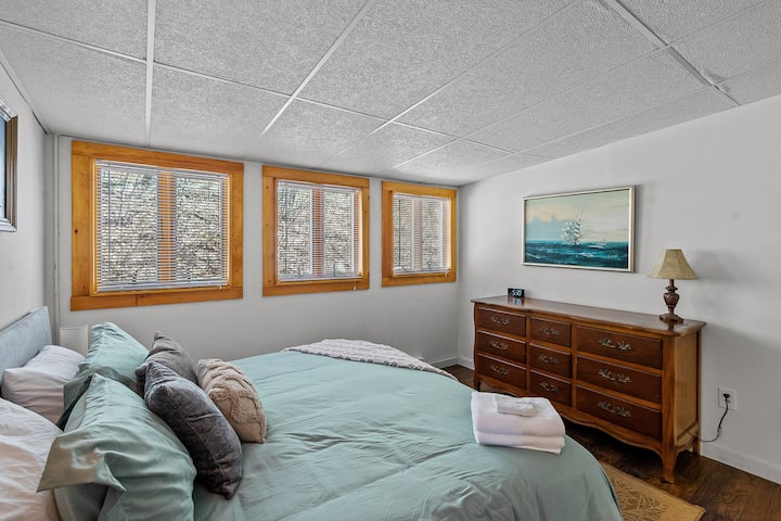 חדר שינה ראשי עם מיטת קינג סייז 