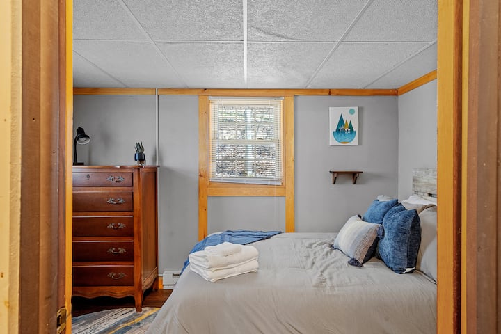 חדר שינה אחורי 2 מיטות בגודל מלא