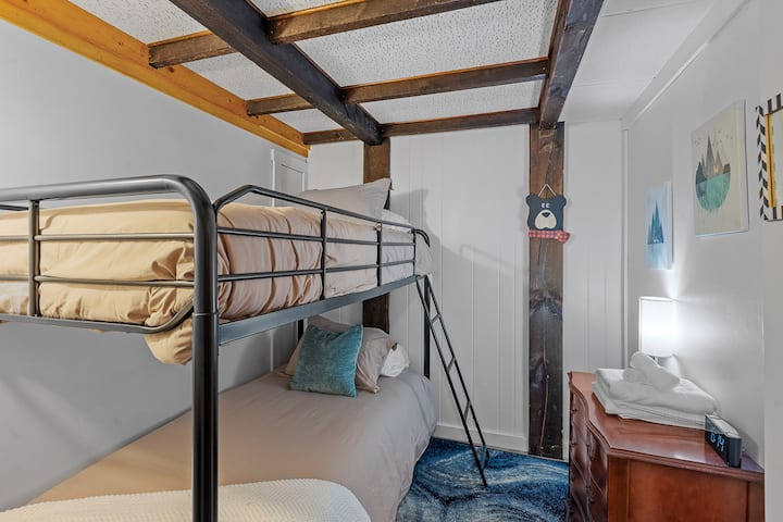 חדר שינה עם 3 מיטות קומתיים 