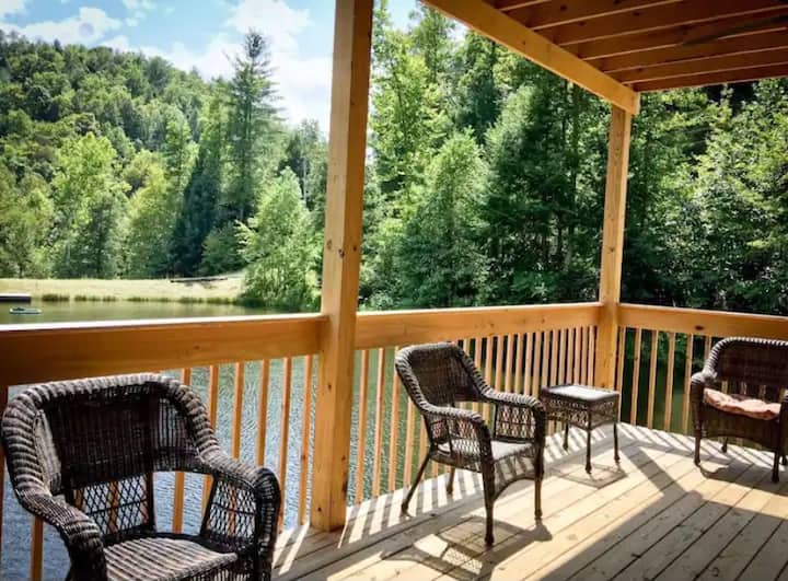 Hot Tub & Large deck Spirit Lake Cabins for Rent in Rogers