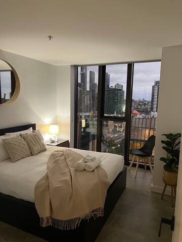 Melbourne Hot Spot – Lovely 2 Bedroom apartment gallery image 5