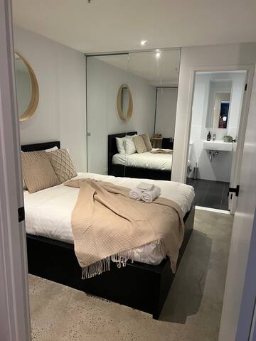 Melbourne Hot Spot – Lovely 2 Bedroom apartment gallery image 4