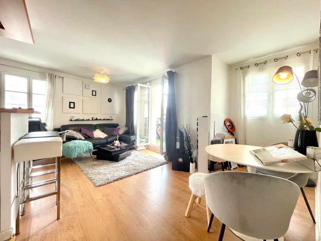 Top performing Airbnb: Modern F2 apartment close to all amenities in Livry Gargan