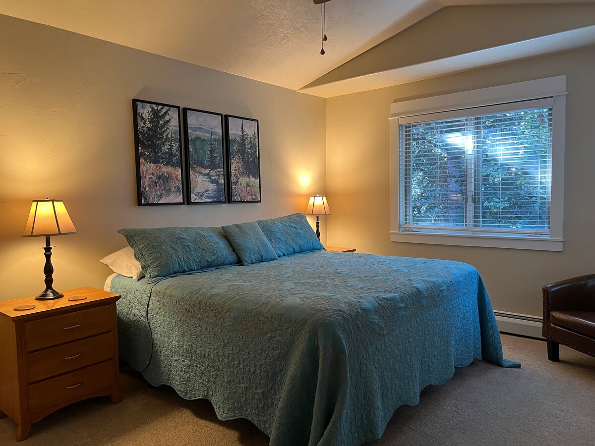 Spavaća soba na katu s bračnim krevetom (širine 180 - 200 cm)