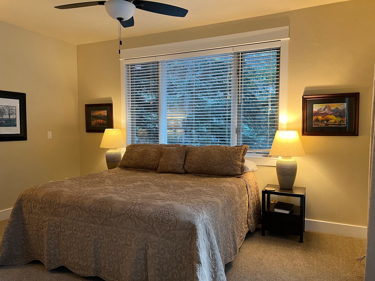 Glavna spavaća soba na katu s bračnim krevetom (širine 180 -