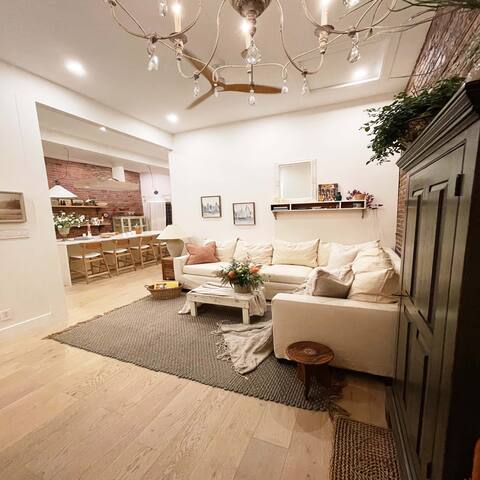 Curated Comfort in the Heart of the Plateau gallery image 4