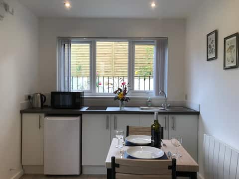 Top Airbnb: Rose Cabin, studio with secluded patio in Shropshire