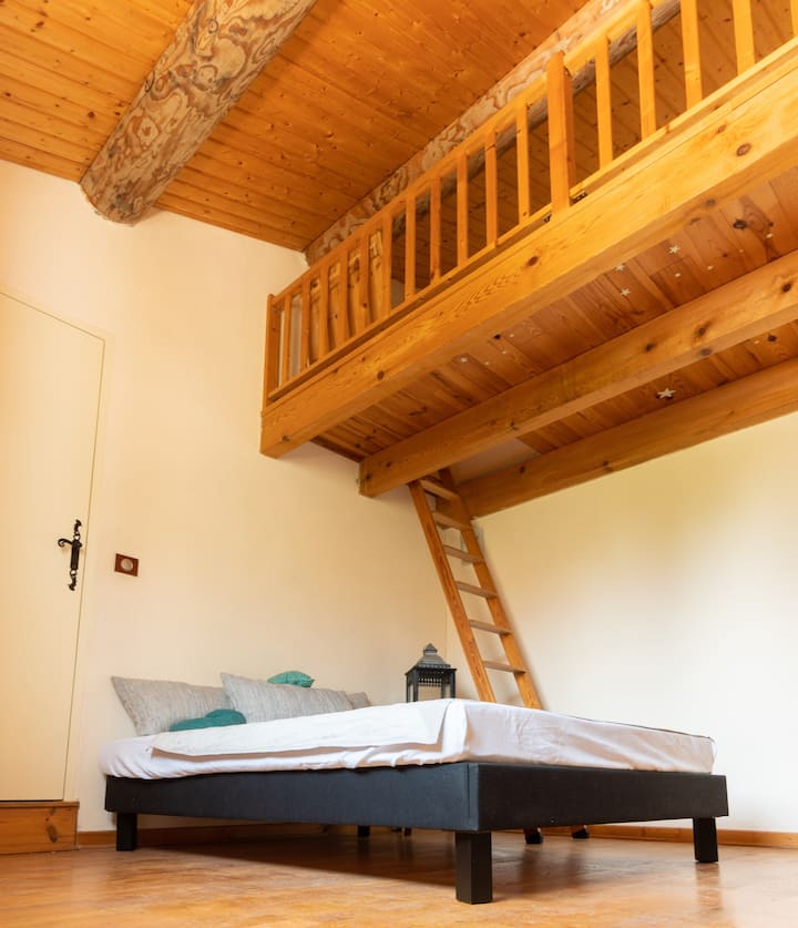Chambre à l'étage avec un lit double, petite mezzanine avec un couchage sur matelas 1 place