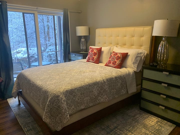 Примарна спална соба со балкон и приватна бања