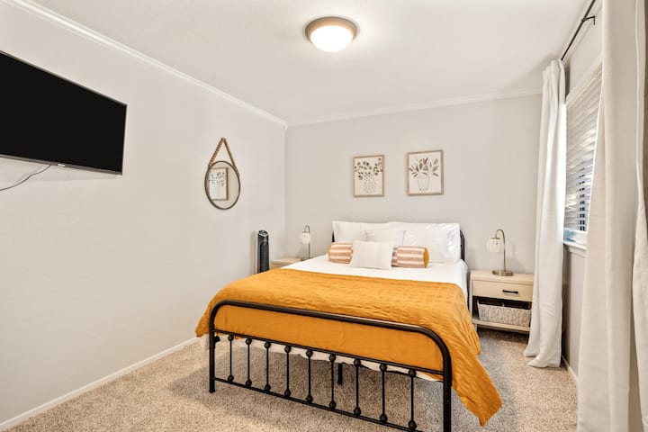 Двойна стая на горния етаж с голям дрешник и скрин, телевизор