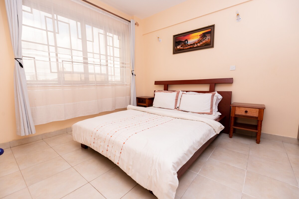 Основна спалня с 5x6 легло (голямо двойно легло)