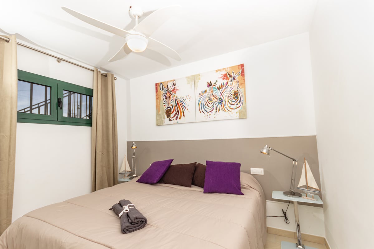 Спална соба  со брачен кревет (широк 125 - 149 см