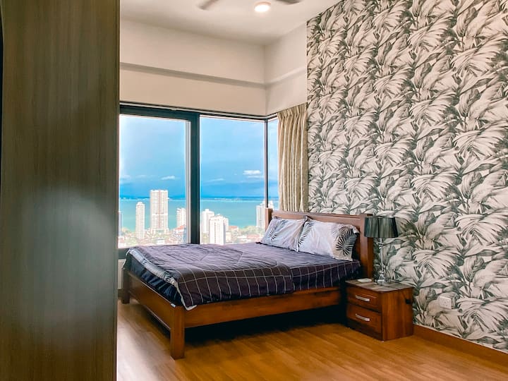 Camera da letto principale (1 letto queen-size + 1 letto singolo)
- Aircond 
- Ventilatori a soffitto
- Bagno annesso 