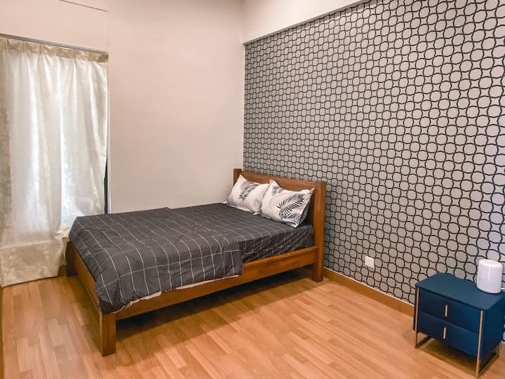 Seconda camera da letto (1 letto queen-size + 1 letto singolo)
- Aircond 
- Ventilatori a soffitto