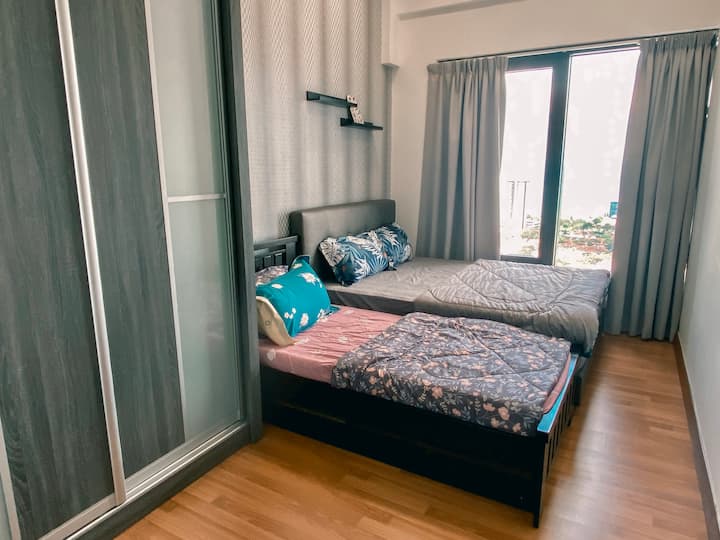 Terza camera da letto (1 letto queen-size + 1 letto singolo)
- Aircond 
- Ventilatori a soffitto