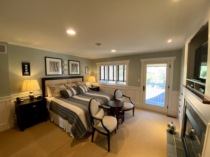 Chambre principale avec lit King Size, balcon et cheminée