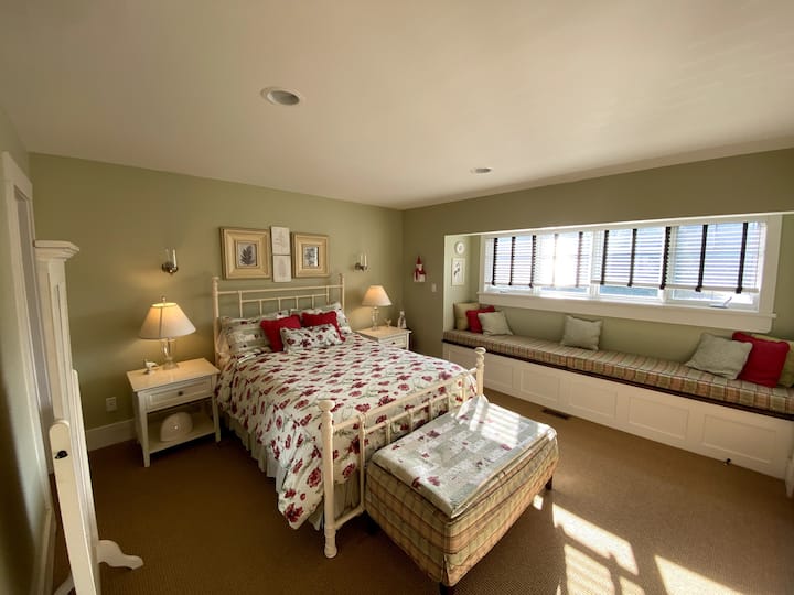 2e chambre avec lit Queen Size et salon avec fenêtre