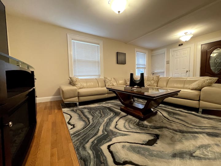 Quiet and clean 2 floor 3-bedroom condo w/ parking
