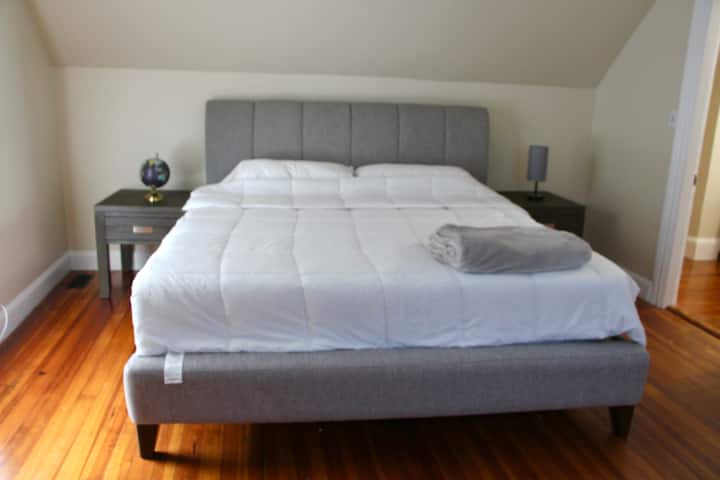 Quiet and clean 2 floor 3-bedroom condo w/ parking