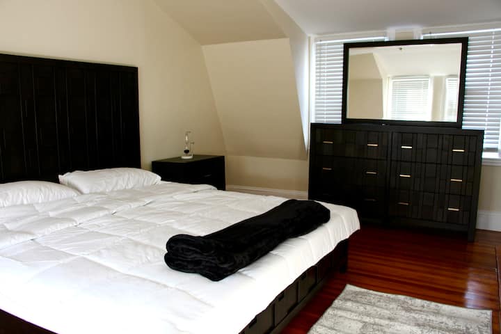Quiet and clean 2 floor 3-bedroom condo w/ parking