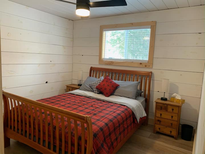 De hoofdslaapkamer met een queensize bed. Enorme kast (niet weergegeven, maar aan de linkerkant) om je bagage uit het zicht te houden