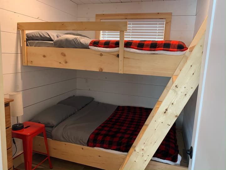 Stapelbedden, elk met tweepersoonsmatrassen.