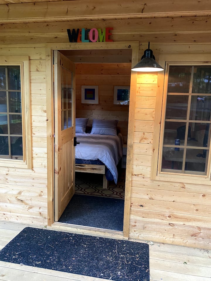 Welkom bij de slaapzaal! Een queensize bed op de begane grond en twee queensize matrassen in de loft. De kinderen slapen hier GRAAG!