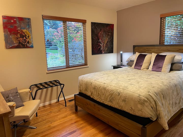 The master bedroom has a brand new Tempur-Pedic queen size mattress. The reading lights have a USB charger. Settle in and use the luggage racks to unpack.