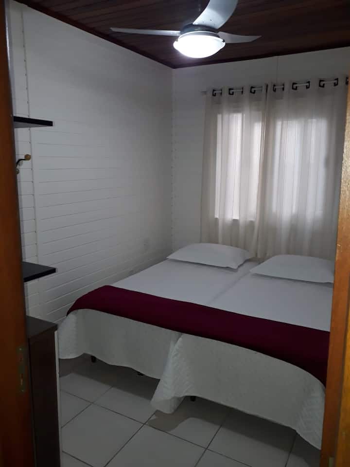 Dhomë gjumi 3 - dy krevate tekë, por me mundësinë e shndërrimit në krevat dopio.
Ventilator tavani.