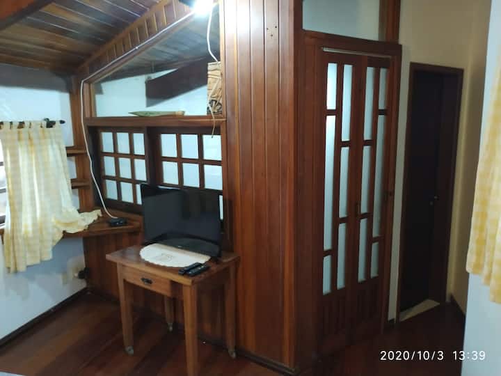 Suite con cama tamaño king, Sky TV, aire acondicionado y ventilador de techo.