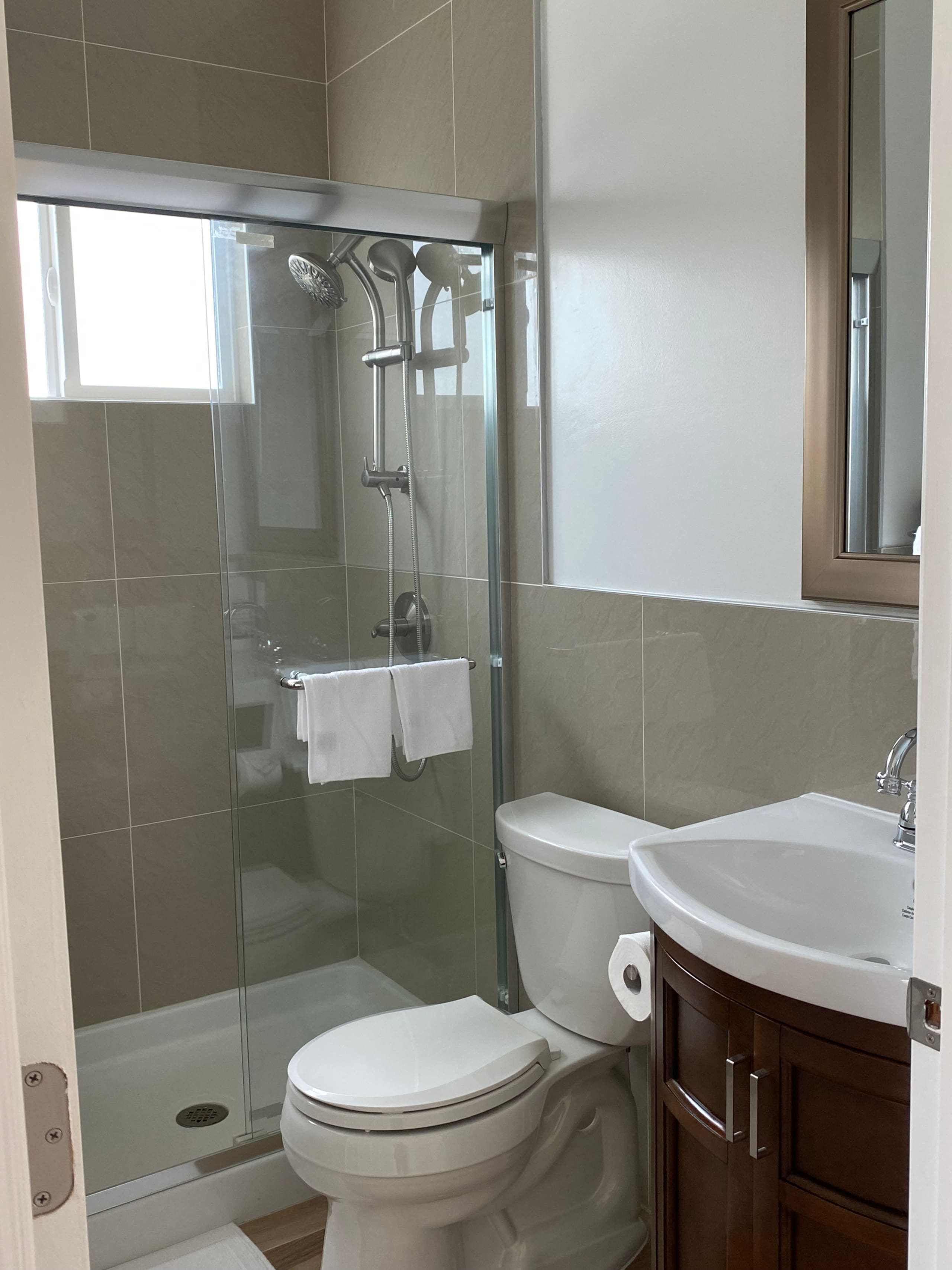 Guesthouse in South San Francisco · ★4.87 · 3 bedrooms · 3 beds · 3 private baths - Image 11