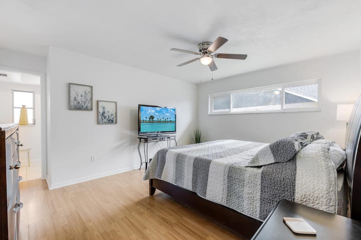 Dhoma e gjumit master është në të djathtë të derës kryesore dhe poshtë korridorit.  Krevat King Size me çarçafë të butë dhe dyshek të rehatshëm.  Relaksohu dhe çlodhu me një film pas një dite të gjatë argëtimi në plazh.