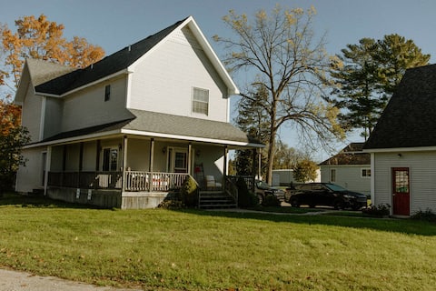 Karen’s River Bend! 0.5 miles away from beach!!