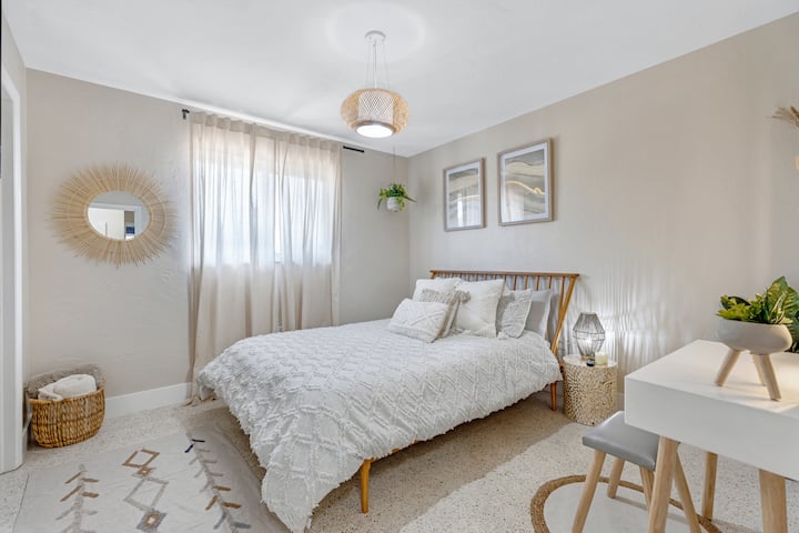 Спална соба 2, брачен кревет (широк 150-179 см), плакар за пешачење, 55' телевизор и биро/суета.