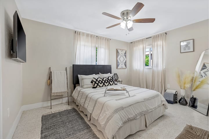 Главната соба нуди брачен кревет (широк 150-179 см), телевизор од 55 инчи, вентилатор, огледало во цела должина и бања.