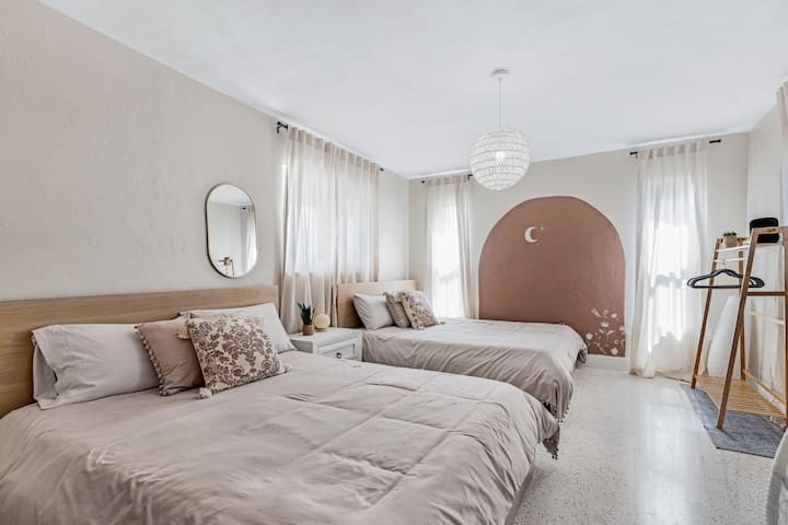 Спална соба 1, два брачни кревета.