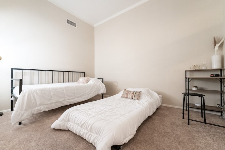 חדר שינה 4! מיטה זוגית ושולחן כתיבה.