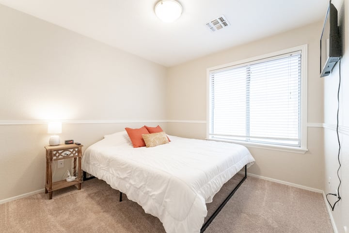 חדר שינה 2! מיטת קינג סייז עם טלוויזיה Roku.