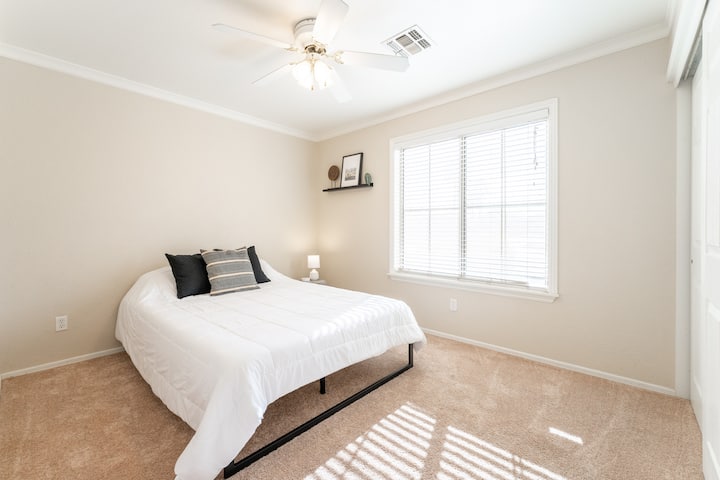 חדר שינה 3! מיטת קווין סייז עם שפע של מקום למזרן אוויר זוגי. החדר הזה יכול לישון בנוחות3. ניתן למצוא מזרן אוויר בארון בחדר 3.