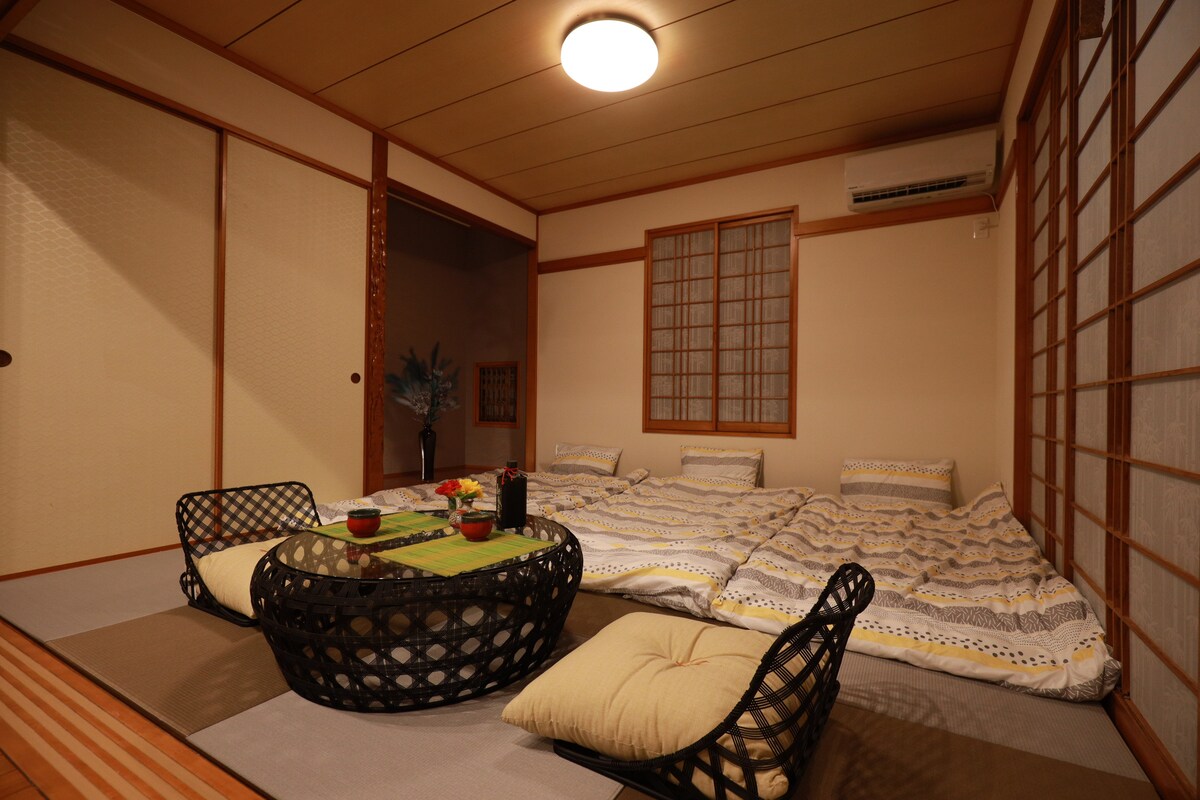Japanese-style room (futon × 3)