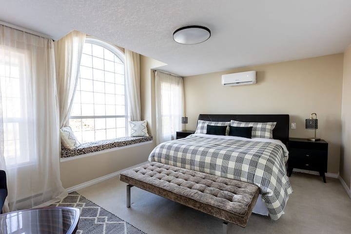 Основната спалня е просторна и е оборудвана с двойно легло. Има дрешник с достатъчно място за съхранение. Основната спалня разполага със съвременни мебели и декор. Над леглото има отоплителна/охладителна система без въздуховоди.
(Климатик)