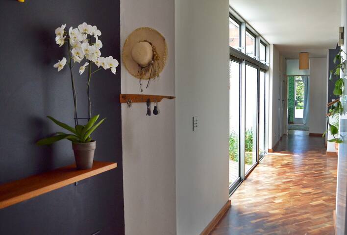 Island River house – serene and spacious gallery image 4