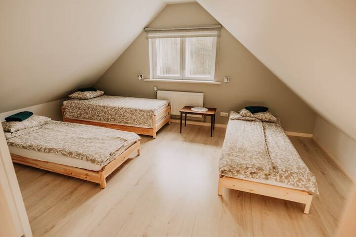 Spálňa na 1. poschodí naľavo.