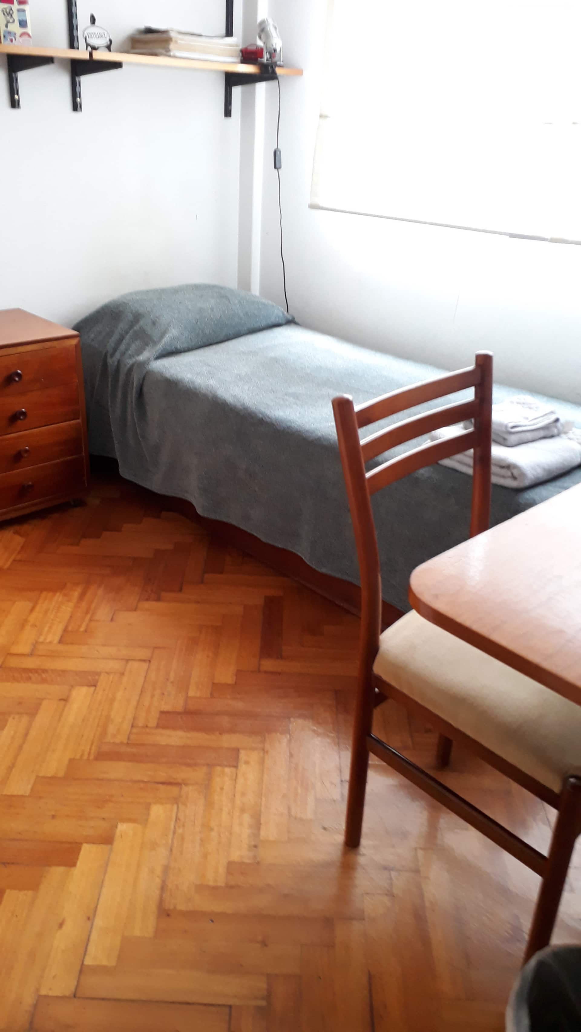 Quarto mobiliado em apartamento em Almagro