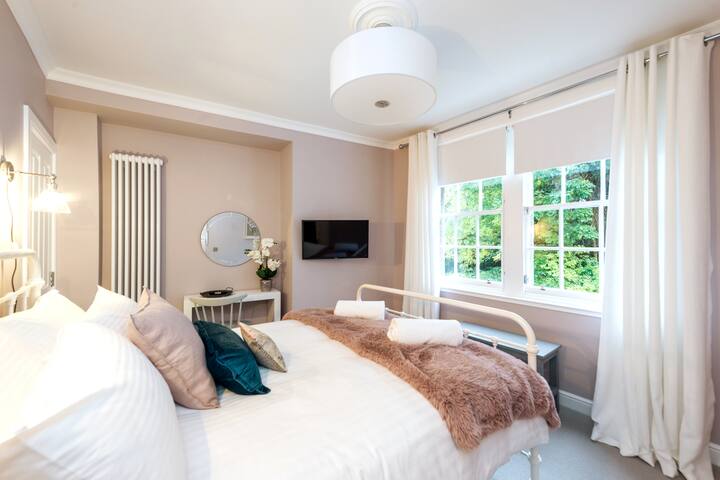 Grassmarket Luxury Penthouse Apartment gallery image 3