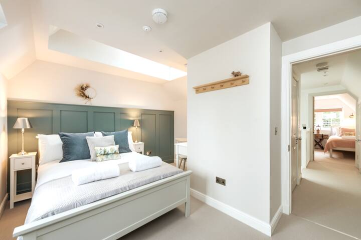 Grassmarket Luxury Penthouse Apartment gallery image 4