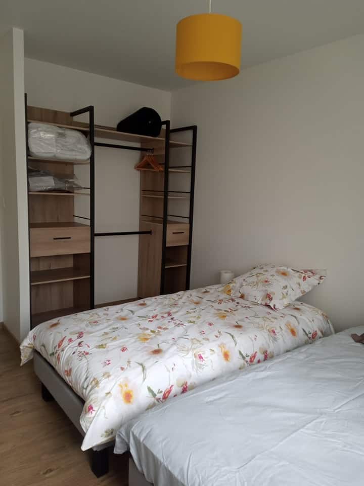 Жълта стая, две единични легла 90x190, съблекалня